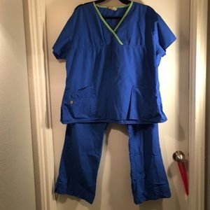 Wonderwink xl and xlt scrub set